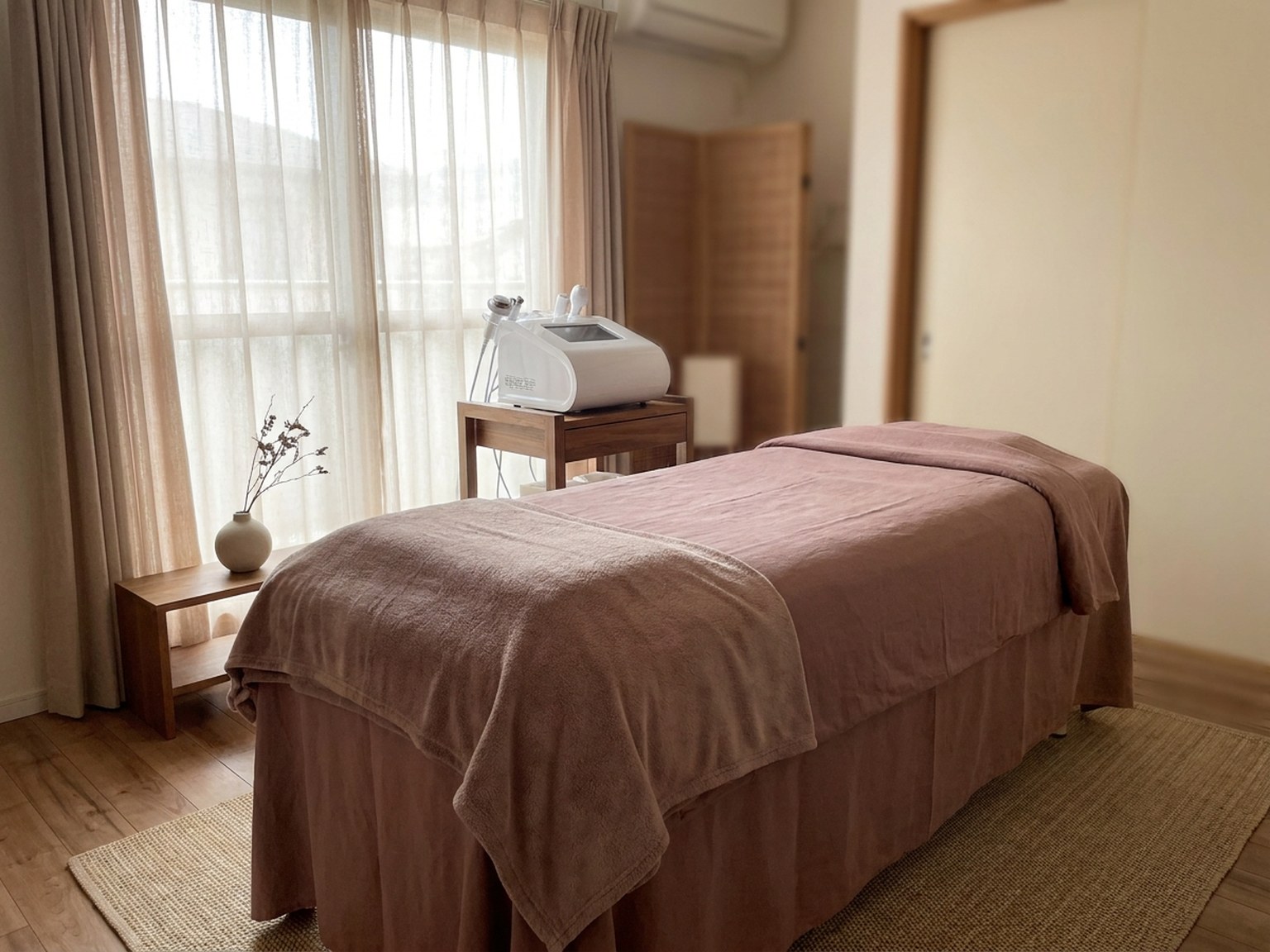 施術ベッドと機器を置いた部屋のイメージ（仮の写真）